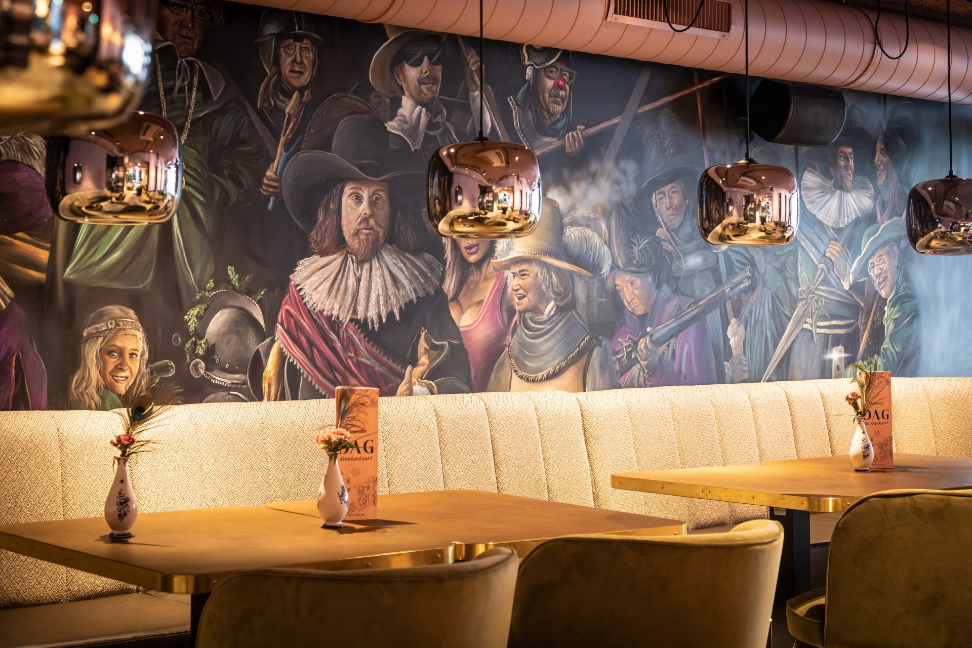 Bekende Achterhoekers op de muur geschilderd bij Vanouds restaurant in Doetinchem.